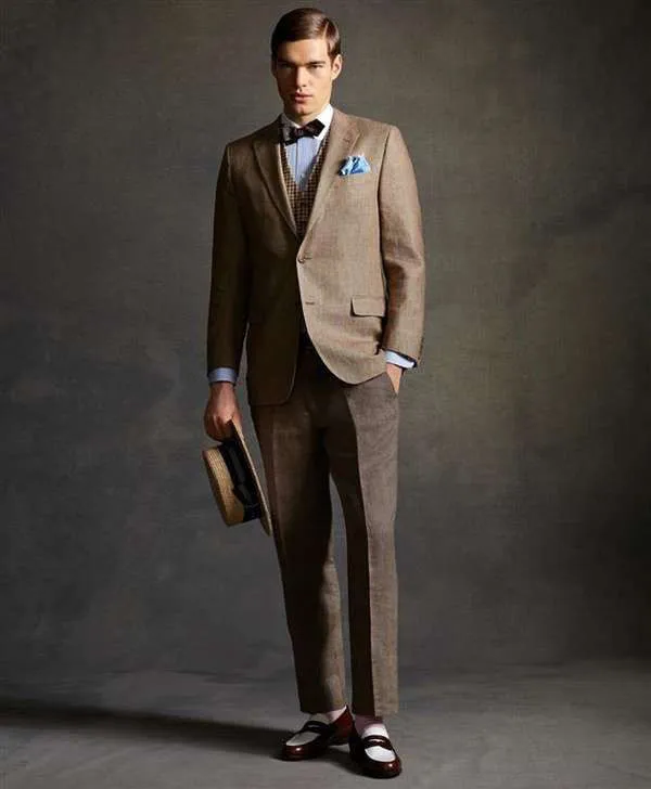 Модель с коричневым трехцветным костюмом Gatsby.