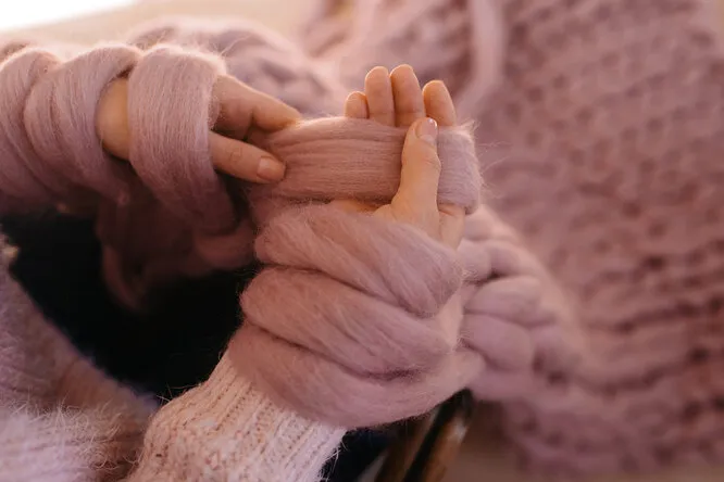 Вязание на пальцах: 5 полезных вещей, которые можно вязать без спиц и крючком