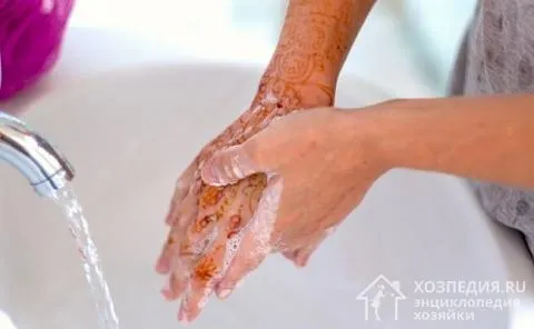 Можно удалить следы натуральной краски с рук в домашних условиях.