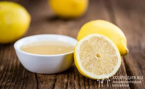 Лимонный сок эффективен для очистки хны в сочетании с другими продуктами. В чистом виде он оказывает противоположное действие, усиливая фиксацию пигмента.