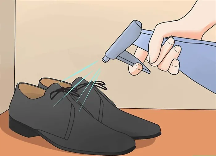 Распылите воду на обувь с помощью пульверизатора
