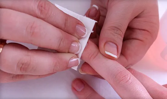 Обработка ногтей обезжиривателем для ногтей