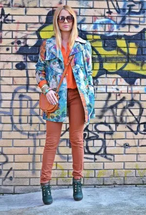 Цветные джинсы и красивая рубашка в уличном стиле.