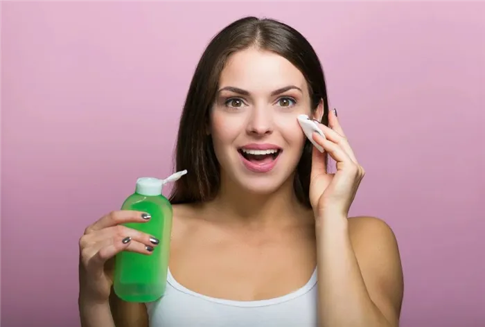 Микроэлементная вода легко удаляет макияж