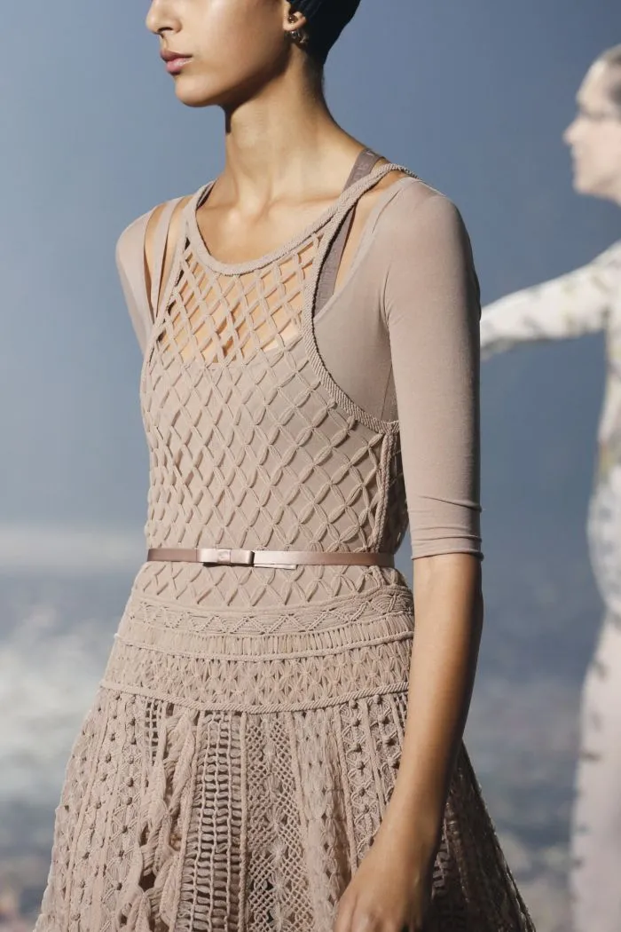 Современное бежевое платье-сетка от Christian Dior