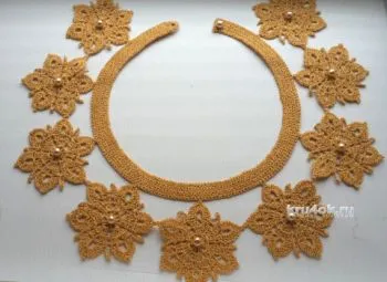 Вязаное крючком ожерелье из снежинок