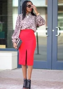 Красная юбка-карандаш с леопардовой блузкой