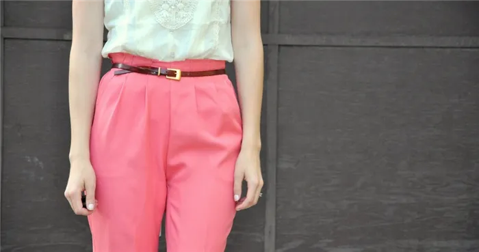 Что носить с розовыми брюками