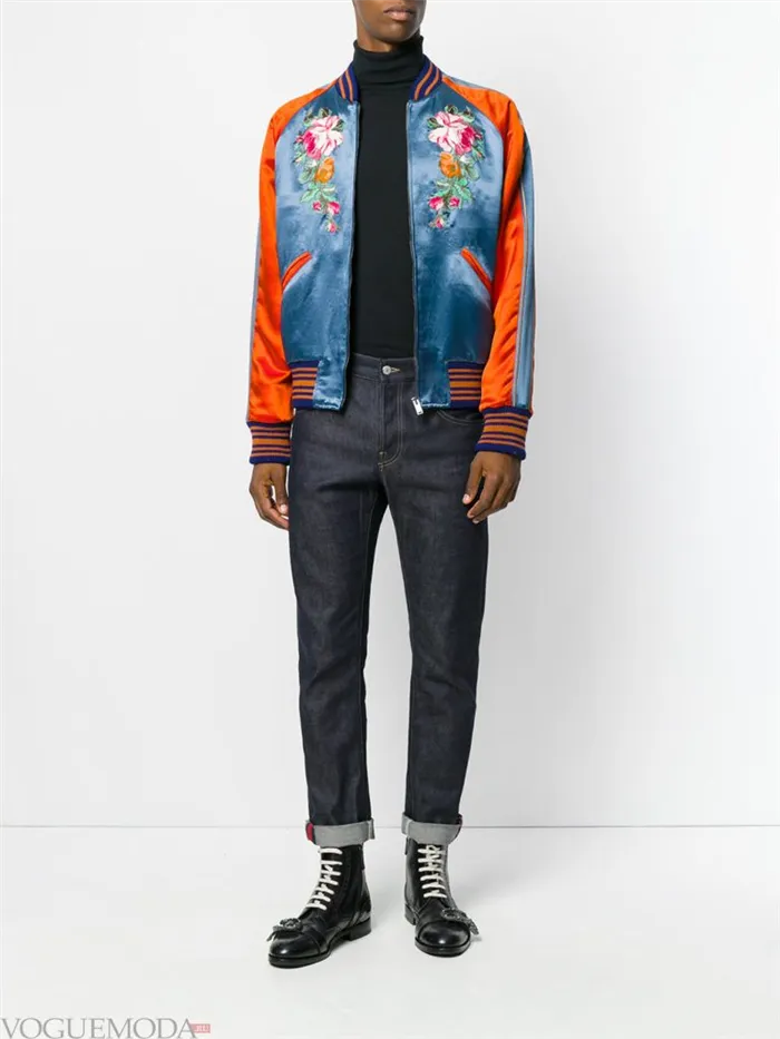 Мужская куртка-бомбер блочного цвета и джинсы с отворотом 
