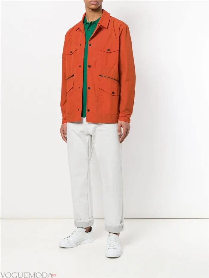 Мужская оранжевая куртка и белые брюки