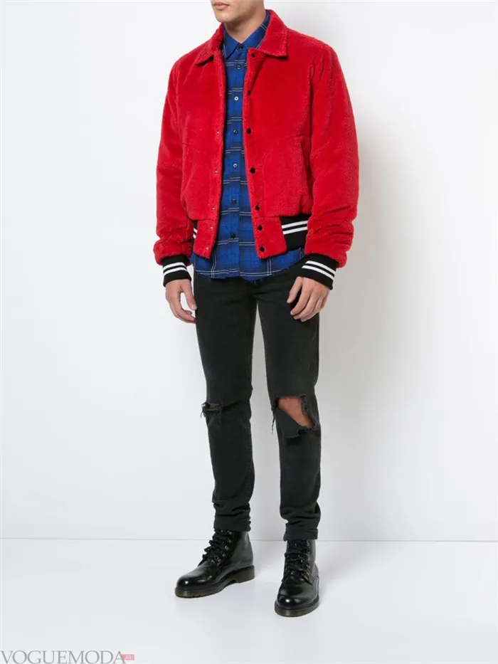 Мужская красная куртка-бомбер и рваные джинсы