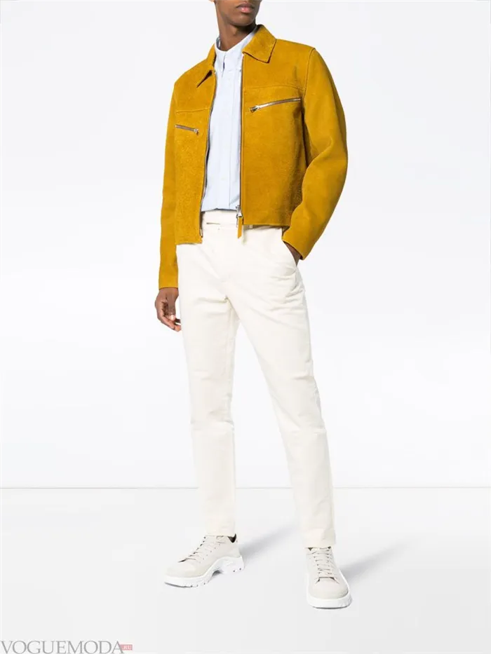 Мужская горчичная замшевая куртка и белые брюки