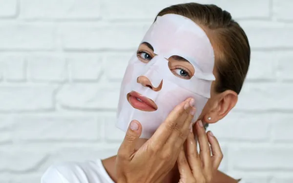 Регулярное использование тканевой маски придаст вашей коже здоровое сияние.