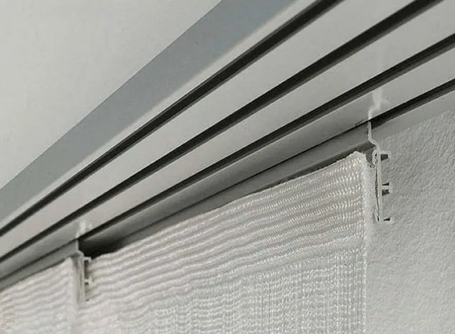 Как прикрепить потолочный подоконник к стене