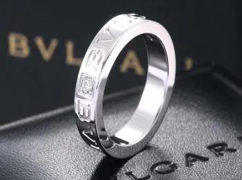 Элегантные обручальные кольца Bulgari с гравировкой названия компании.