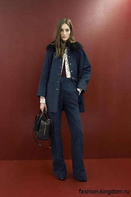 Широкие классические брюки с высокой талией гармонично сочетаются с пальто в морском стиле синего цвета из коллекции Sonia Rykiel.