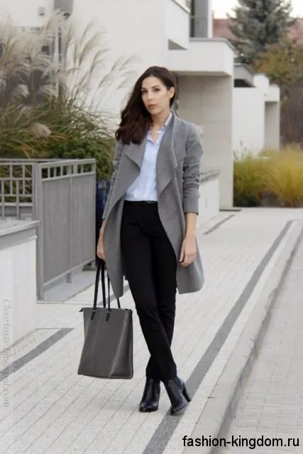 Высокие черные классические брюки в сочетании с белой рубашкой, серым тонким пальто и черными ботинками на каблуке.