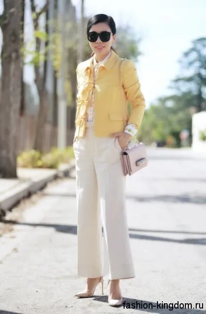 Широко покроенные, прямые, классические белые брюки в сочетании с коротким желтым пиджаком.