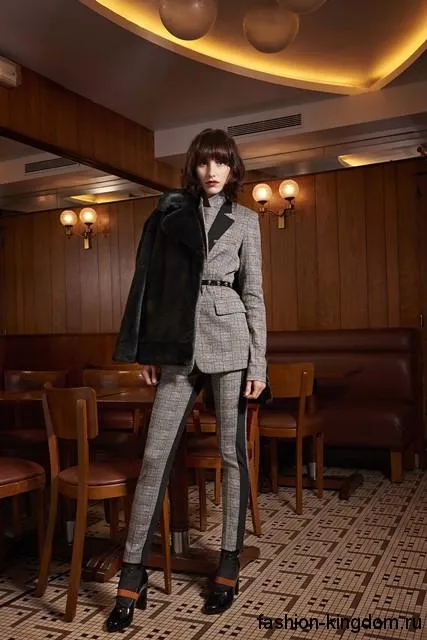 Тонкие классические черно-серые брюки в сочетании с приталенным жакетом Sonia Rykiel и сапогами на каблуке.