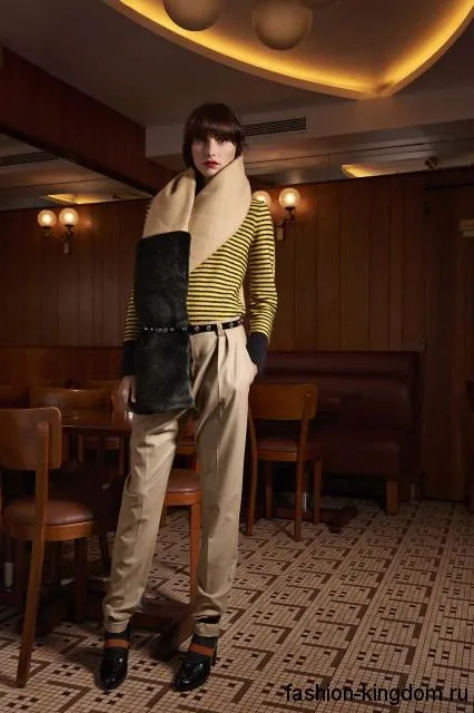Бежевые атласные классические узкие брюки в сочетании с желтой блузкой в полоску и черными сапогами на каблуке от Sonia Rykiel.