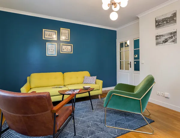 Желто-голубое сочетание в гостиной