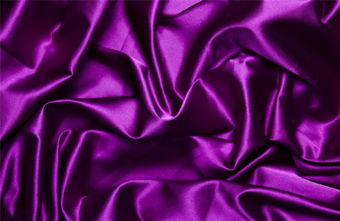 Глубокий фиолетовый цвет.