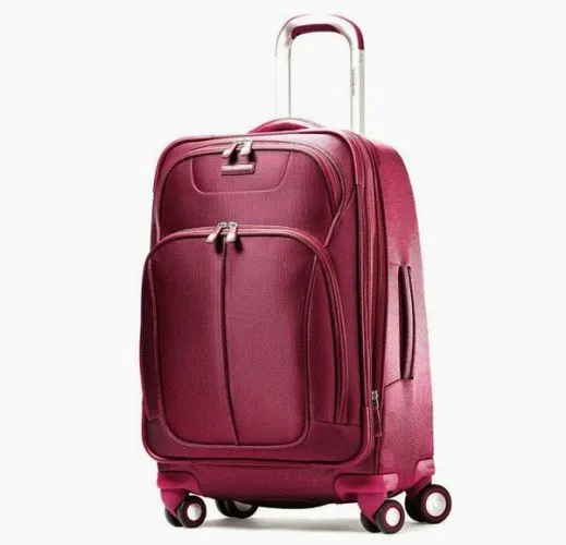 Выберите один из чемоданов бордового цвета
