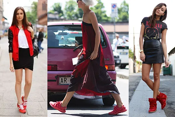 Женщины смотрят на красную юбку с кроссовками