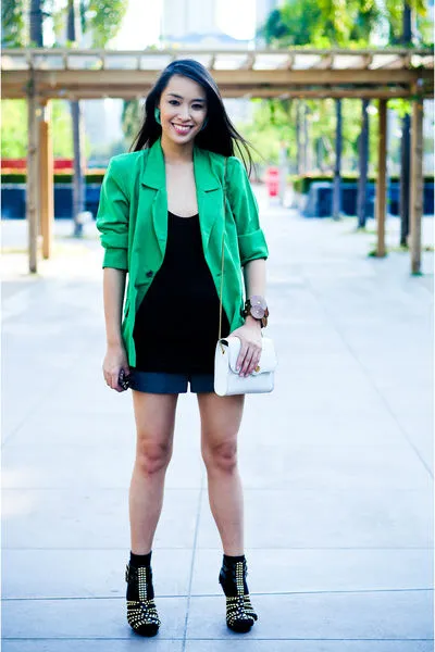 Сочетайте зеленый пиджак с чем-то, что привлекает потрясающие взгляды