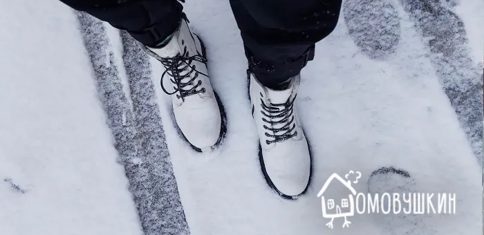 Зимняя обувь на скользком снегу