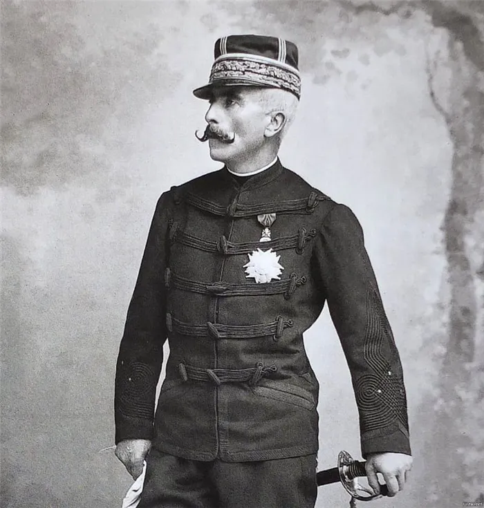 Маркиз Гастон Александр Огюст де Галифе, французский кавалерийский генерал, известный как автор брюк Галифе.