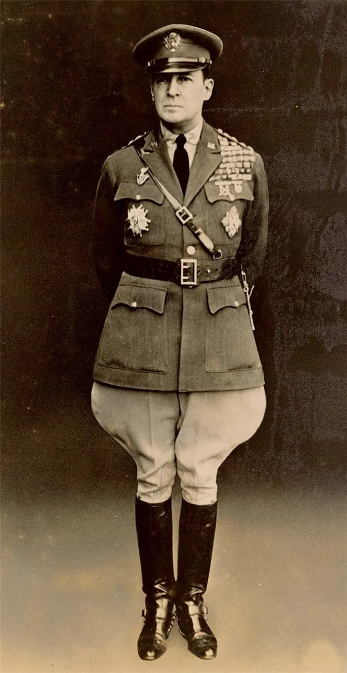 Генерал США Дуглас Макартур на галере корабля, 1932 год.