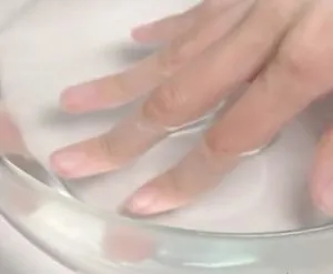 Руки в ванне