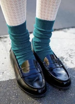 Ботинки по щиколотку с синими носками или ботинки по щиколотку без носков