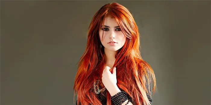 Девушка с ярко-рыжими волосами
