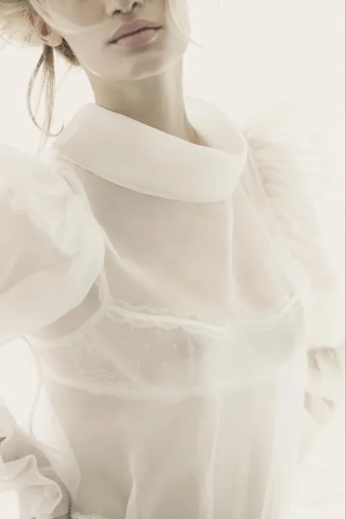 Девушка в белой прозрачной блузке.