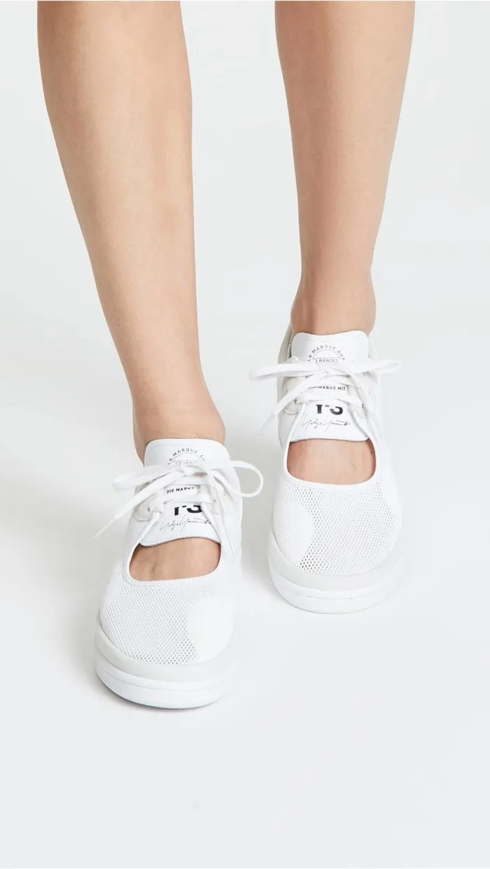 Традиционная обувь весна-лето 2021: белые кроссовки с вырезами