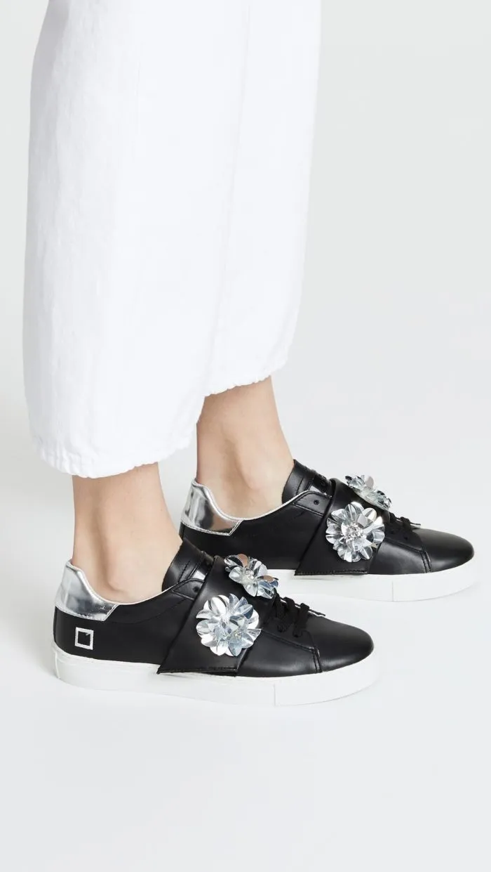 Обувь весна/лето 2021: черные кроссовки с декором.
