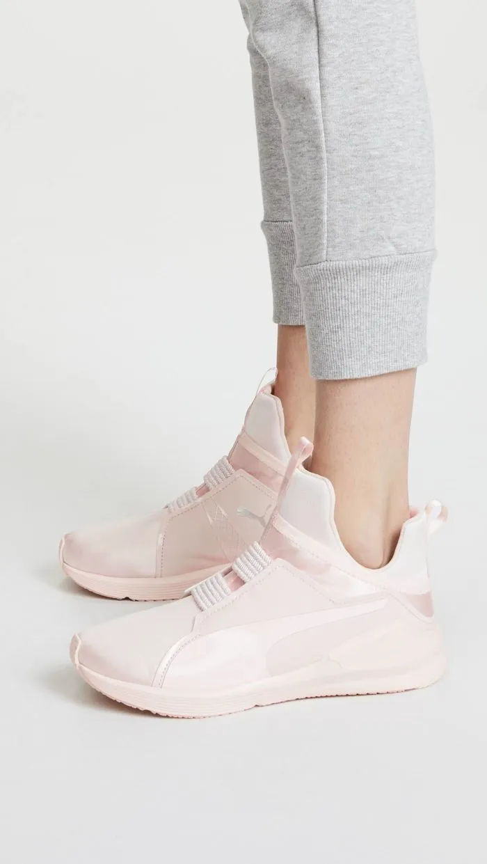 Женская обувь весна-лето 2021: розовые кроссовки