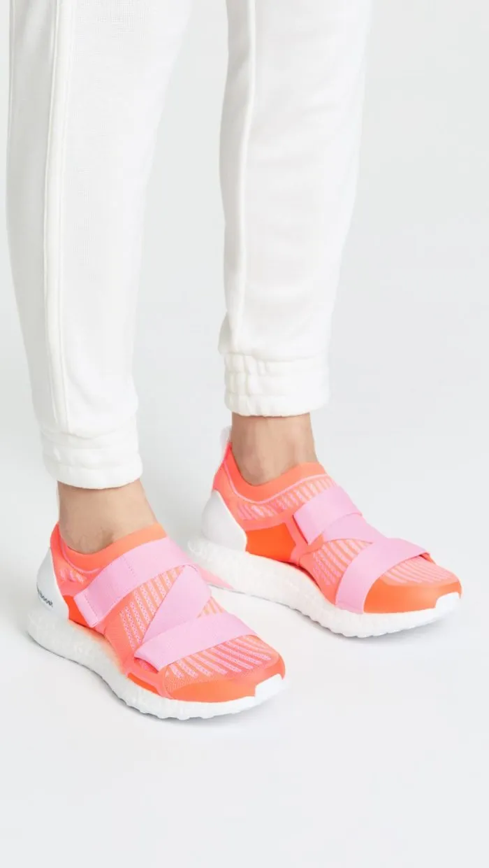 Обувь весна/лето 2021: коралловые кроссовки с застежкой-липучкой
