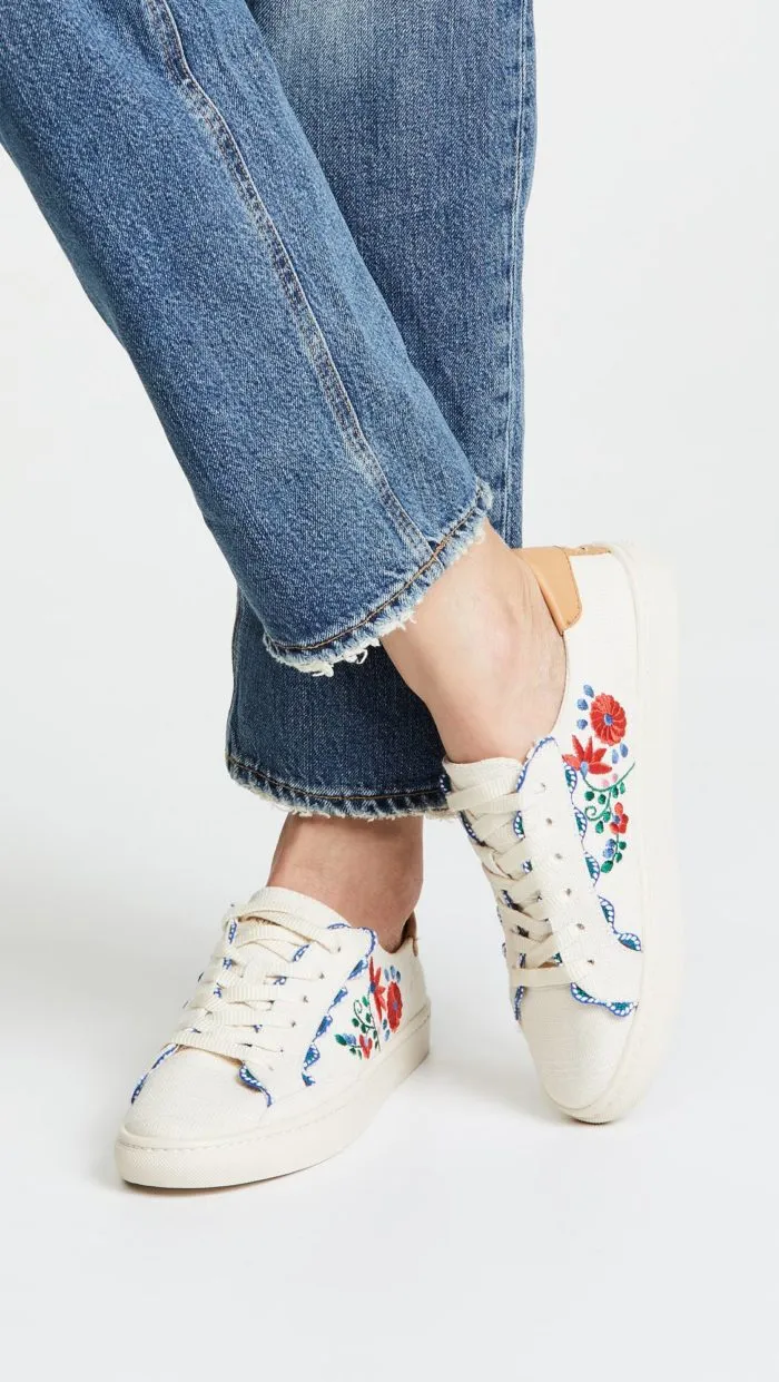 Обувь Spring 2021: белые кроссовки с вышивкой.