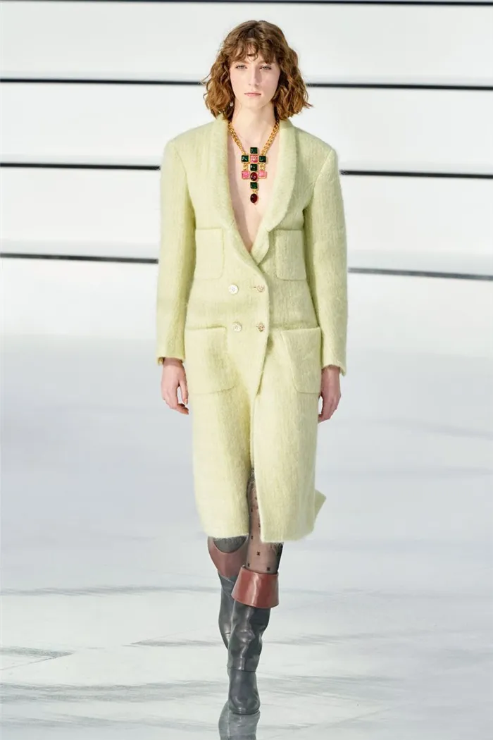 Самый модный цвет - яркое зеленовато-желтое пальто от Chanel.
