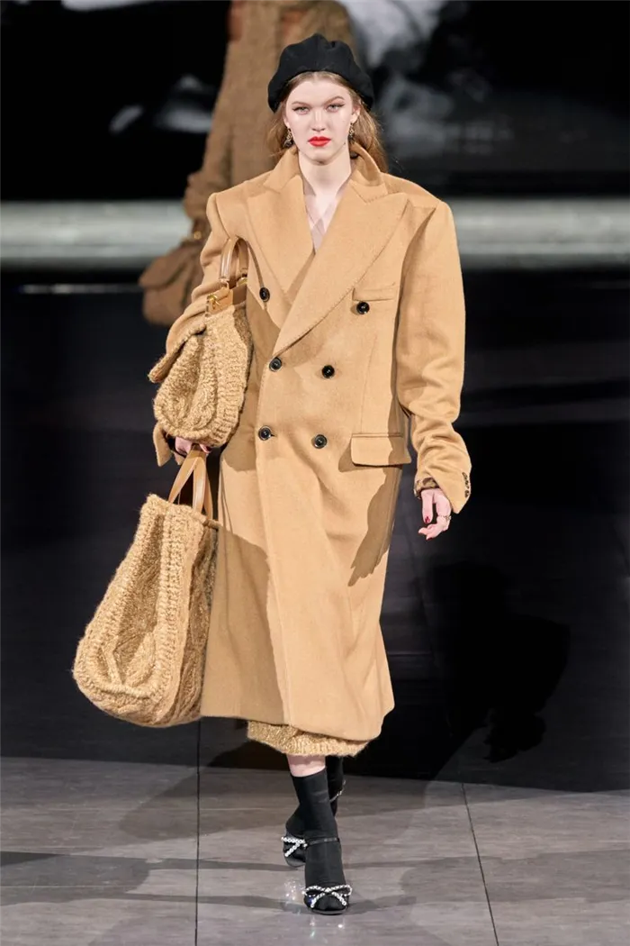 Самый модный стиль осень-зима 2020-2021 - пальто-жакет с широкими плечами из коллекции Dolce & Gabbana
