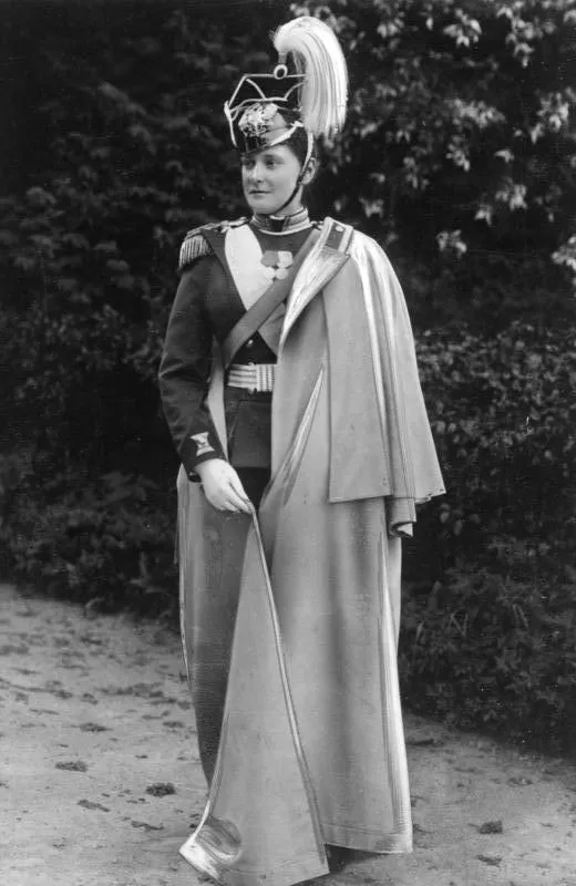 Императрица Александра Федоровна в конституционном мундире Ее Величества Покровительницы Жизни.