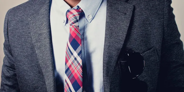 Белая рубашка сочетается с галстуком разных цветов