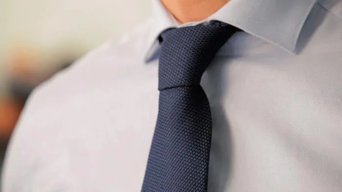 Помните, что дизайн галстука и рубашки должны гармонировать.