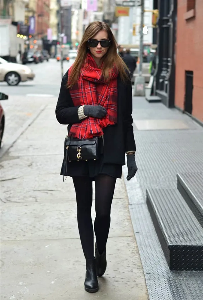 Черное пальто и красный шарф