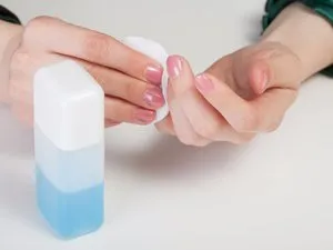 Как удалить липкий слой лака для ногтей