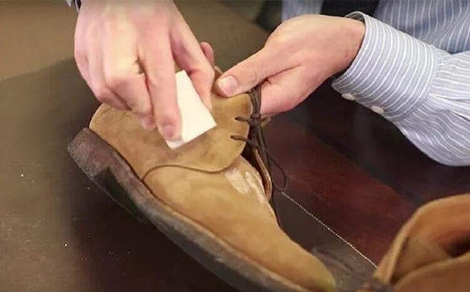 Как почистить обувь из светлой замши