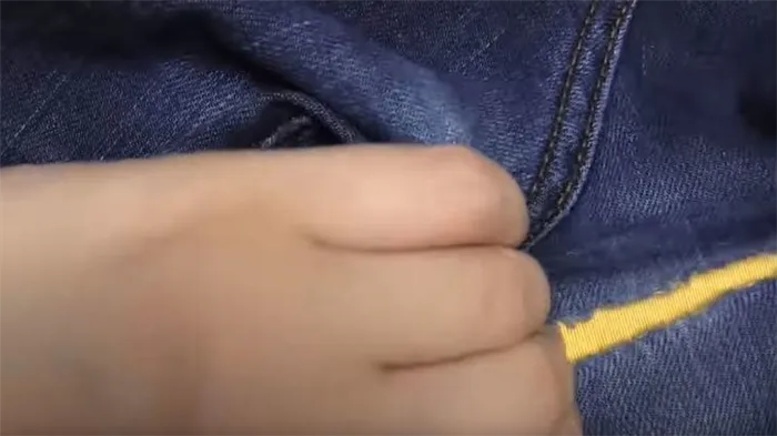 Поместите ткань на внутреннее отверстие джинсовой ткани.